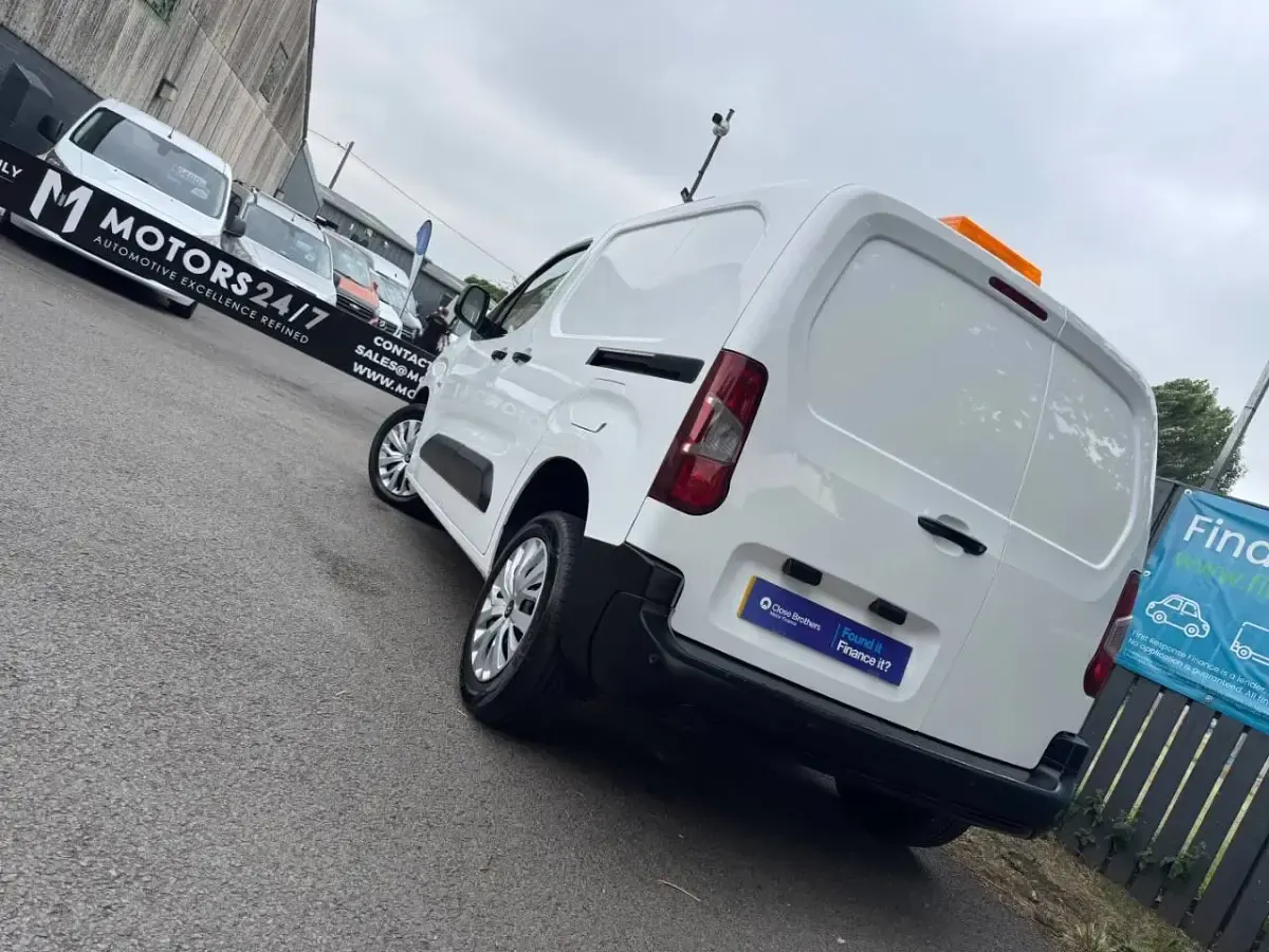 Used Citroën Berlingo Start 100 HP (73 kW) 2019 White MPV