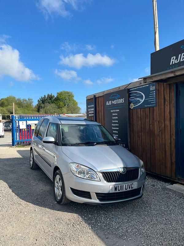 Usado Skoda Roomster SE 105 CV (77 kW) 2011 Plateado Monovolumen