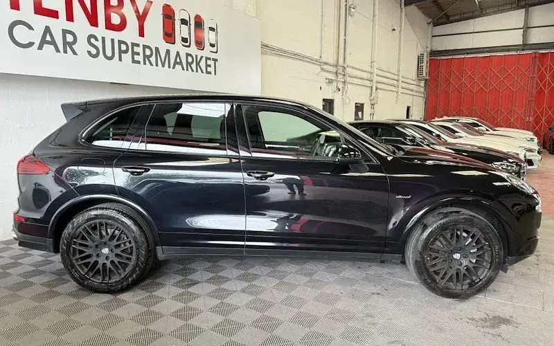 Used Porsche Cayenne Platinum Edition 262 HP (192 kW) 2017 Black SUV
