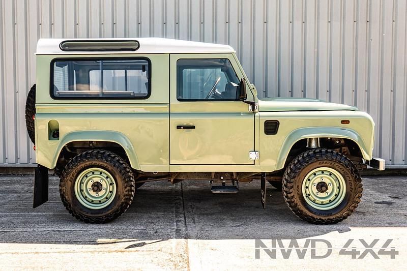 Usado Land Rover Defender Heritage 122 HP (89 kW) 2009 Verde Citadino