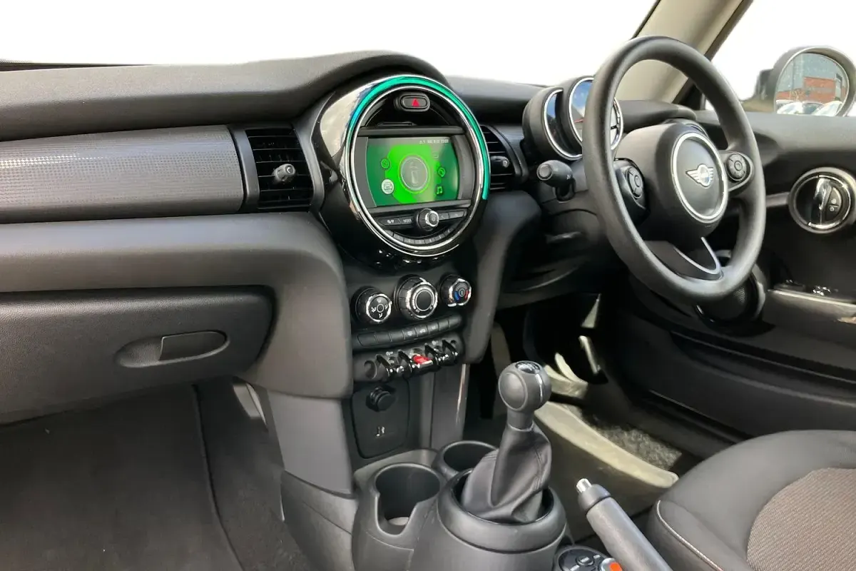 Used Mini Cooper Classic 136 HP (100 kW) 2019 White Hatchback