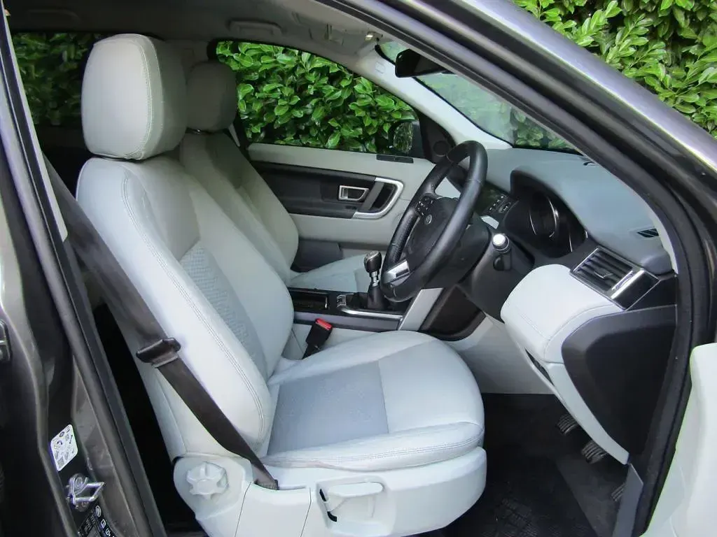Used Land Rover Discovery Sport SE 180 HP (132 kW) 2019 Red SUV