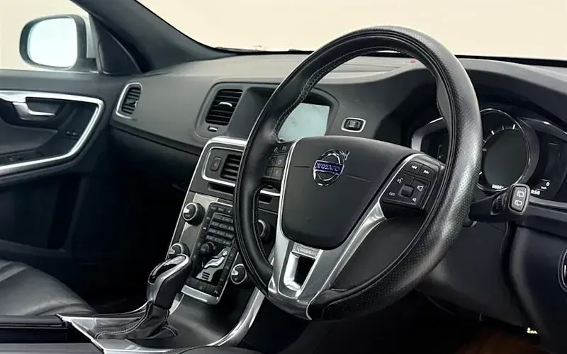 Used Volvo V60 R-Design 120 HP (88 kW) 2017 Blue Estate