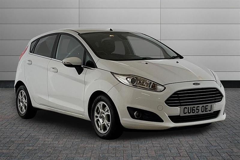 Used Ford Fiesta Titanium 95 HP (69 kW) 2015 Frozen white Hatchback