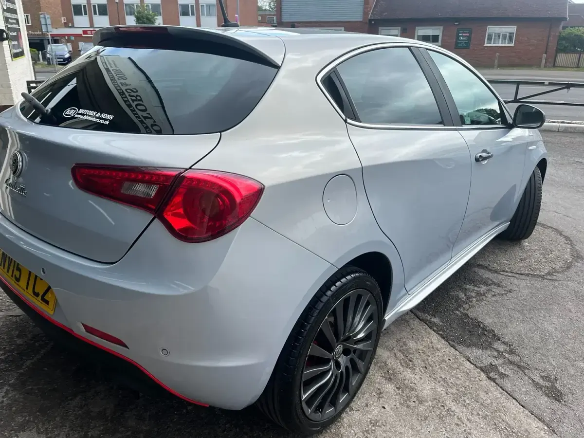 Used Alfa Romeo Giulietta Quadrifoglio Verde 170 HP (125 kW) 2015 White Hatchback