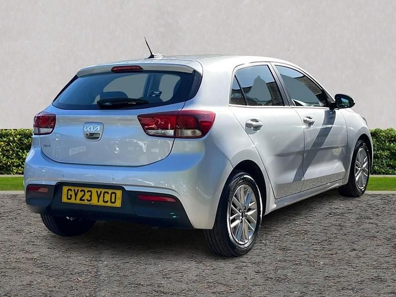 Begagnad Kia Rio 83 HK (61 kW) 2023 Silver Halvkombi
