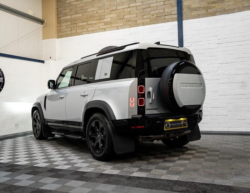 Usado Land Rover Defender HSE Dynamic 300 CV (220 kW) 2024 Plateado Familiar