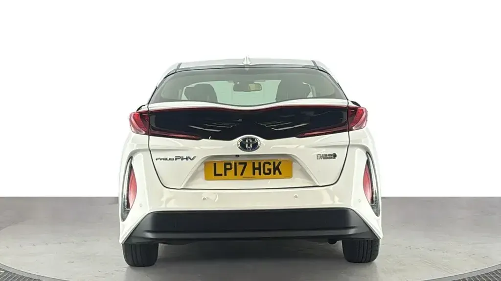 Used Toyota Prius 122 HP (89 kW) 2017 White Hatchback