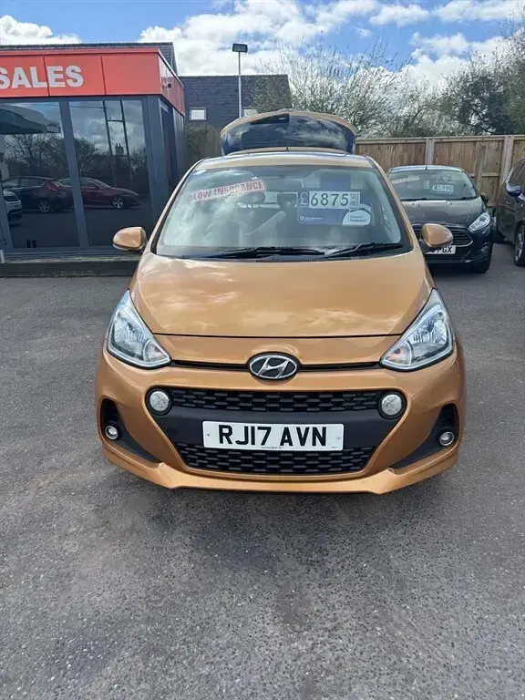 Used Hyundai i10 Premium SE 87 HP (63 kW) 2017 Orange Hatchback