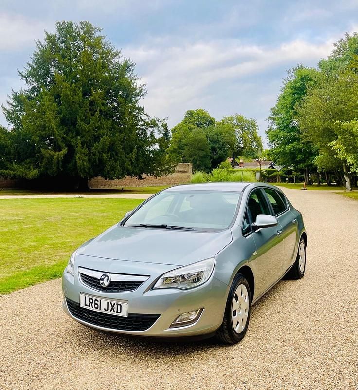Silver Used 2011 Vauxhall Astra Hatchback | £2,750 - Image 1/4
