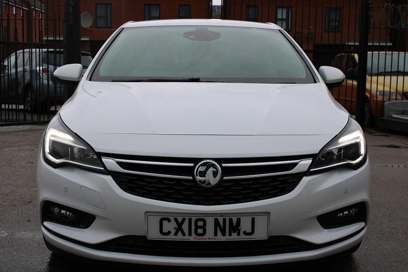 Used Vauxhall Astra SRi 150 HP (110 kW) 2018 White Hatchback