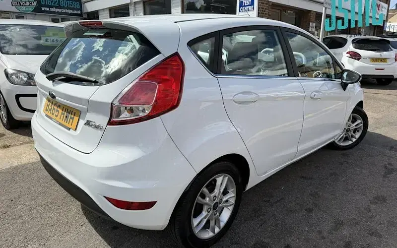 Used Ford Fiesta Zetec 82 HP (60 kW) 2017 White Hatchback