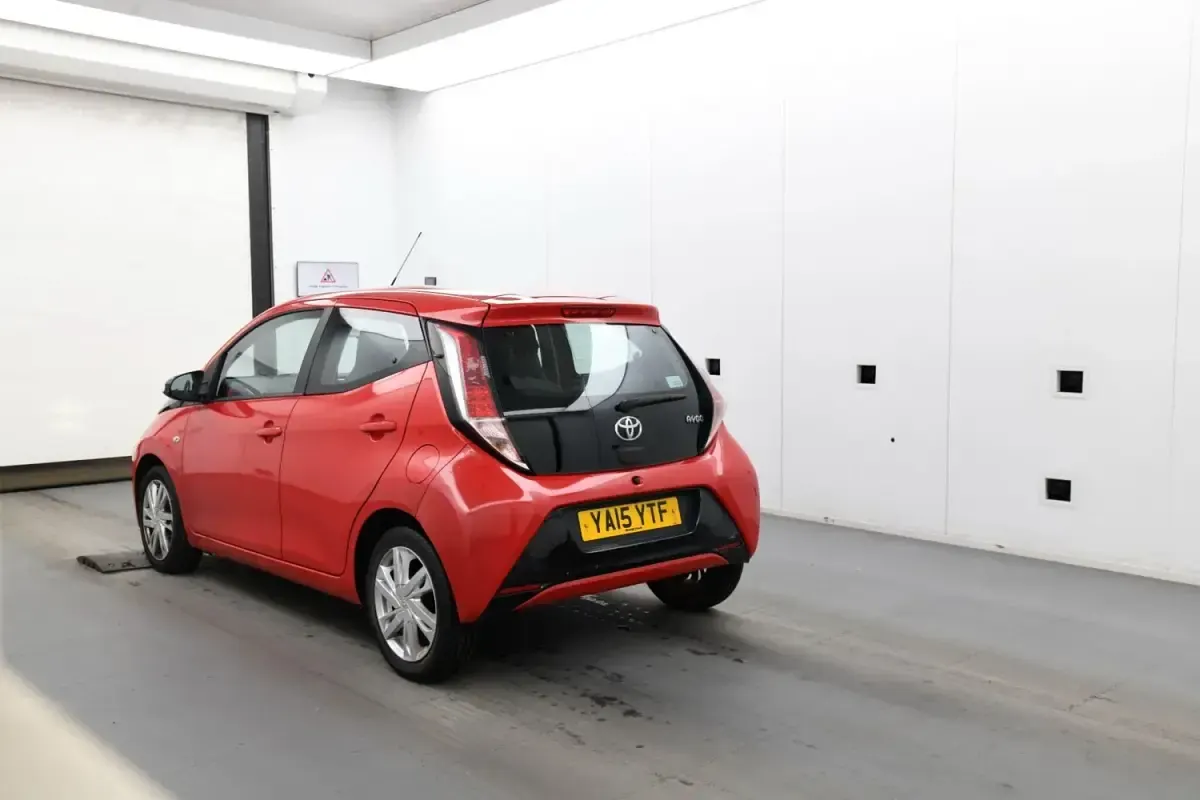 Gebraucht Toyota Aygo x-press 69 PS (50 kW) 2015 Rot Kleinwagen