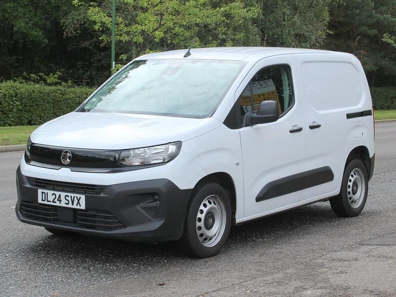 White Used 2024 Vauxhall Combo S MPV | £12,995 (Good price) - Image 1/4