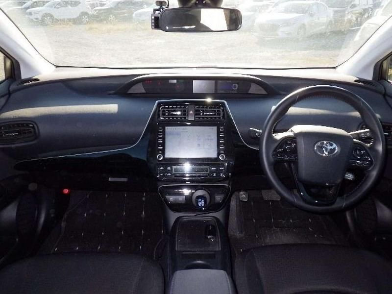 Used Toyota Prius Active 122 HP (89 kW) 2022 White Hatchback