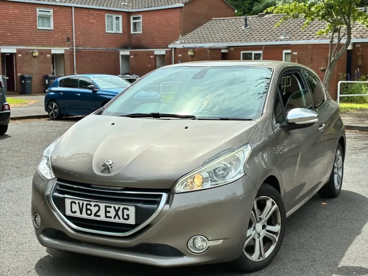 Used Peugeot 208 Allure 68 HP (50 kW) 2012 Grey Hatchback
