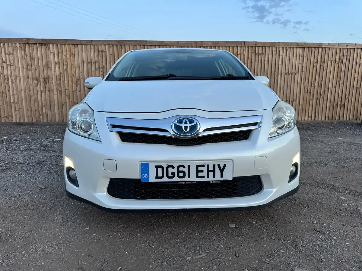 Used Toyota Auris Hybrid 2011 White Hatchback