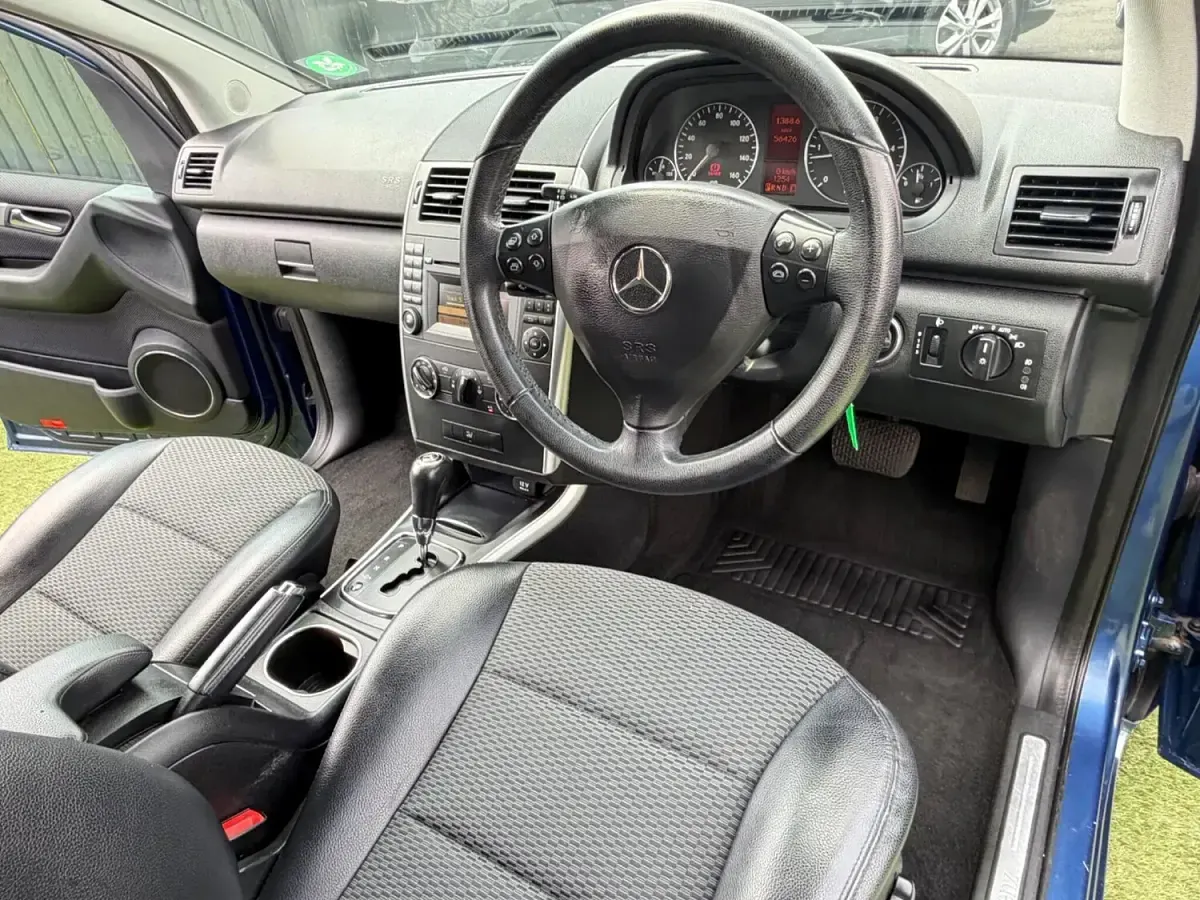 Begagnad Mercedes A180 Avantgarde 2012 Blå Halvkombi