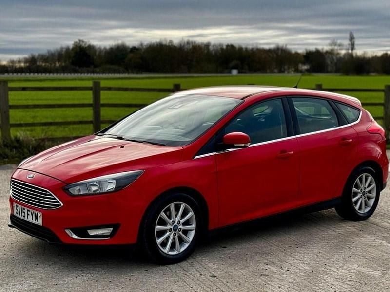Used Ford Focus Titanium 125 HP (91 kW) 2015 Red Hatchback