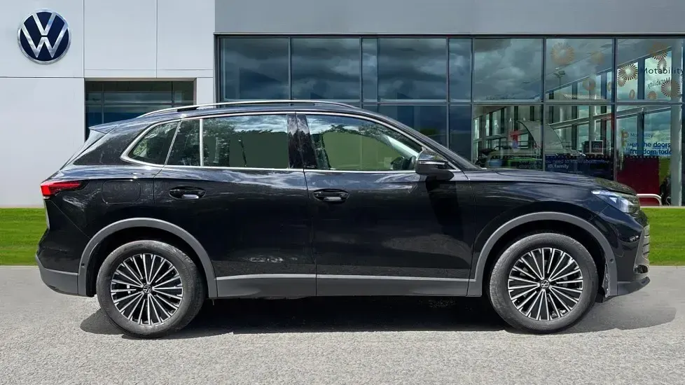 New VW Tiguan Life 130 HP (95 kW) 2026 Grenadilla black metallic SUV