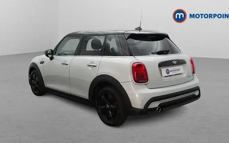 Usado Mini Cooper Classic 136 CV (100 kW) 2022 Plateado Utilitario
