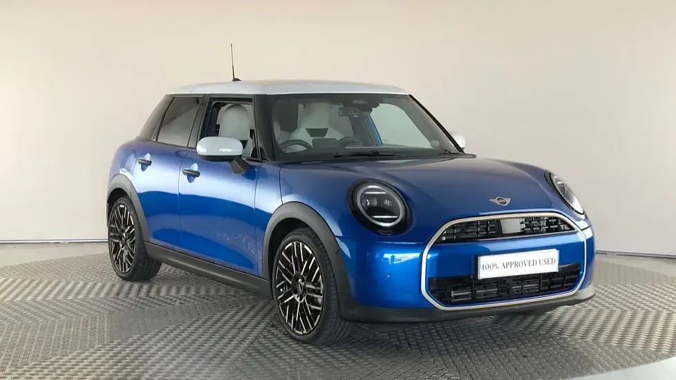 Begagnad Mini Cooper Hatch 113 kW (154 HK) 2025 Blå Halvkombi