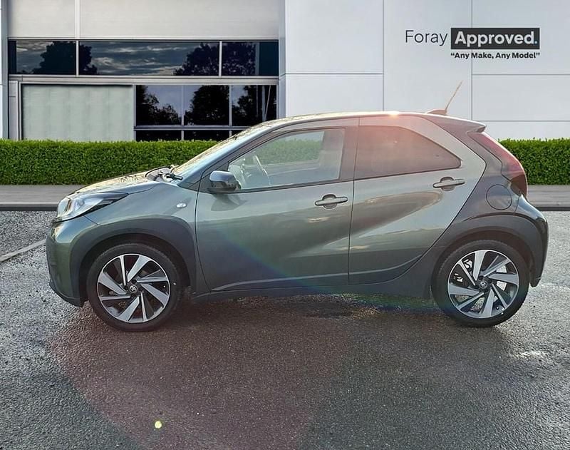 Used Toyota Aygo X 72 HP (52 kW) 2022 Khaki green SUV