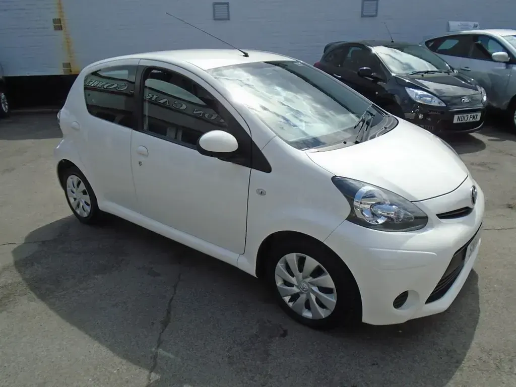 Used Toyota Aygo 68 HP (50 kW) 2014 White Hatchback
