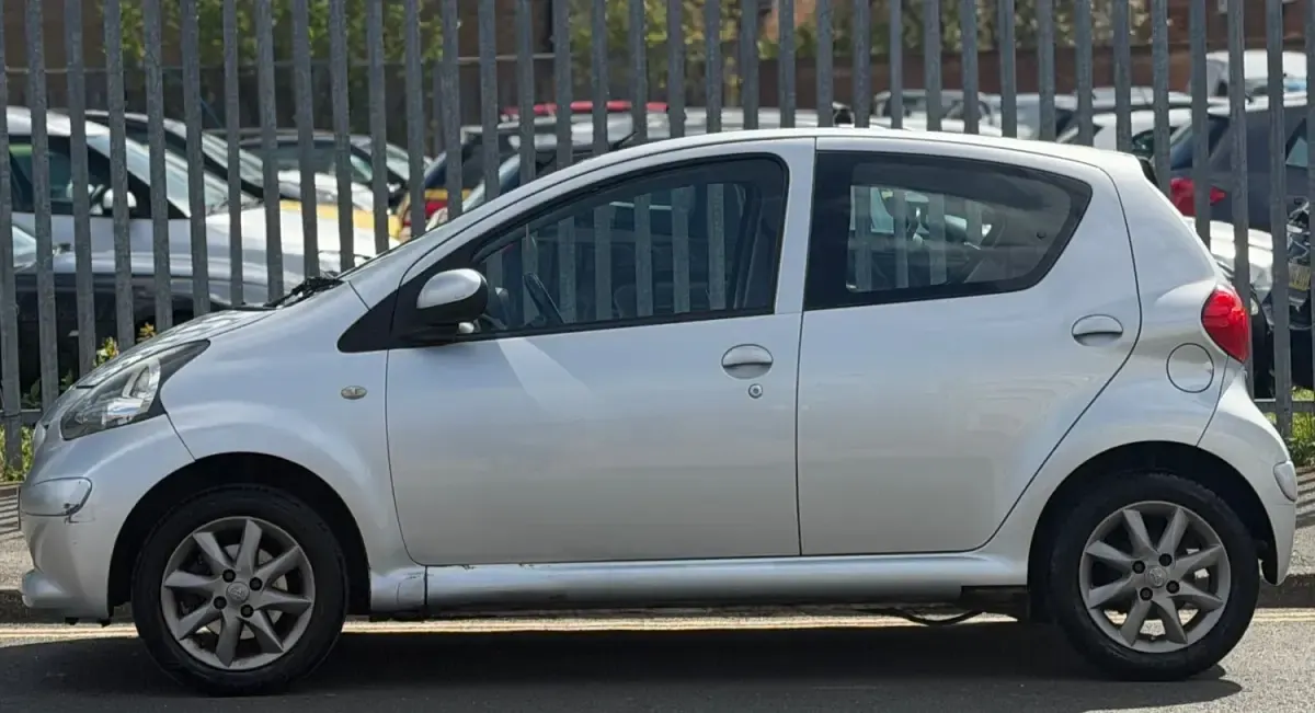 Usado Toyota Aygo Platinum 67 HP (49 kW) 2008 Prateado Citadino
