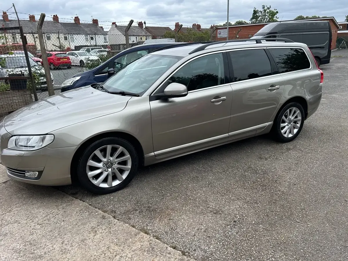 Used Volvo V70 SE 181 HP (133 kW) 2016 Gold Estate