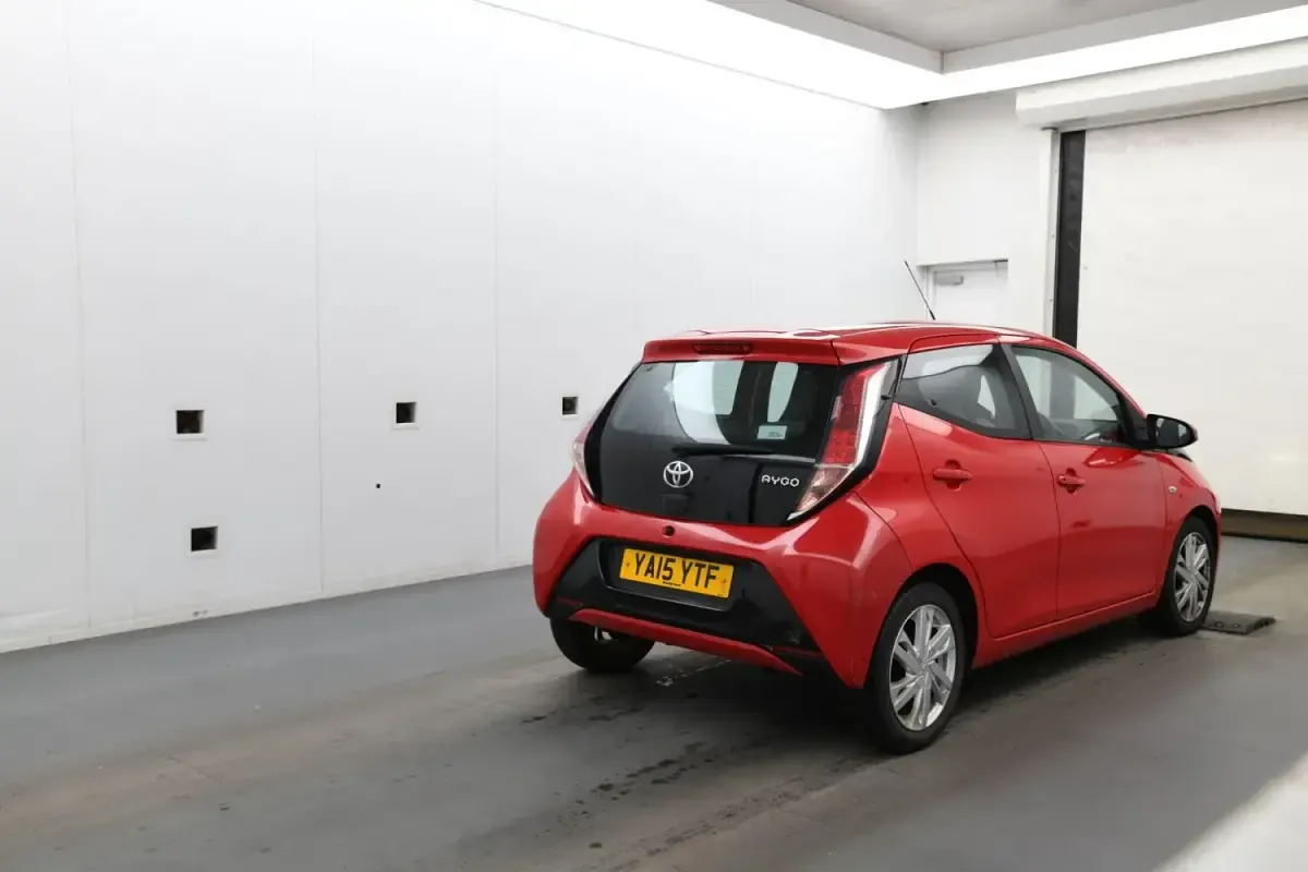 Gebraucht Toyota Aygo x-press 69 PS (50 kW) 2015 Rot Kleinwagen