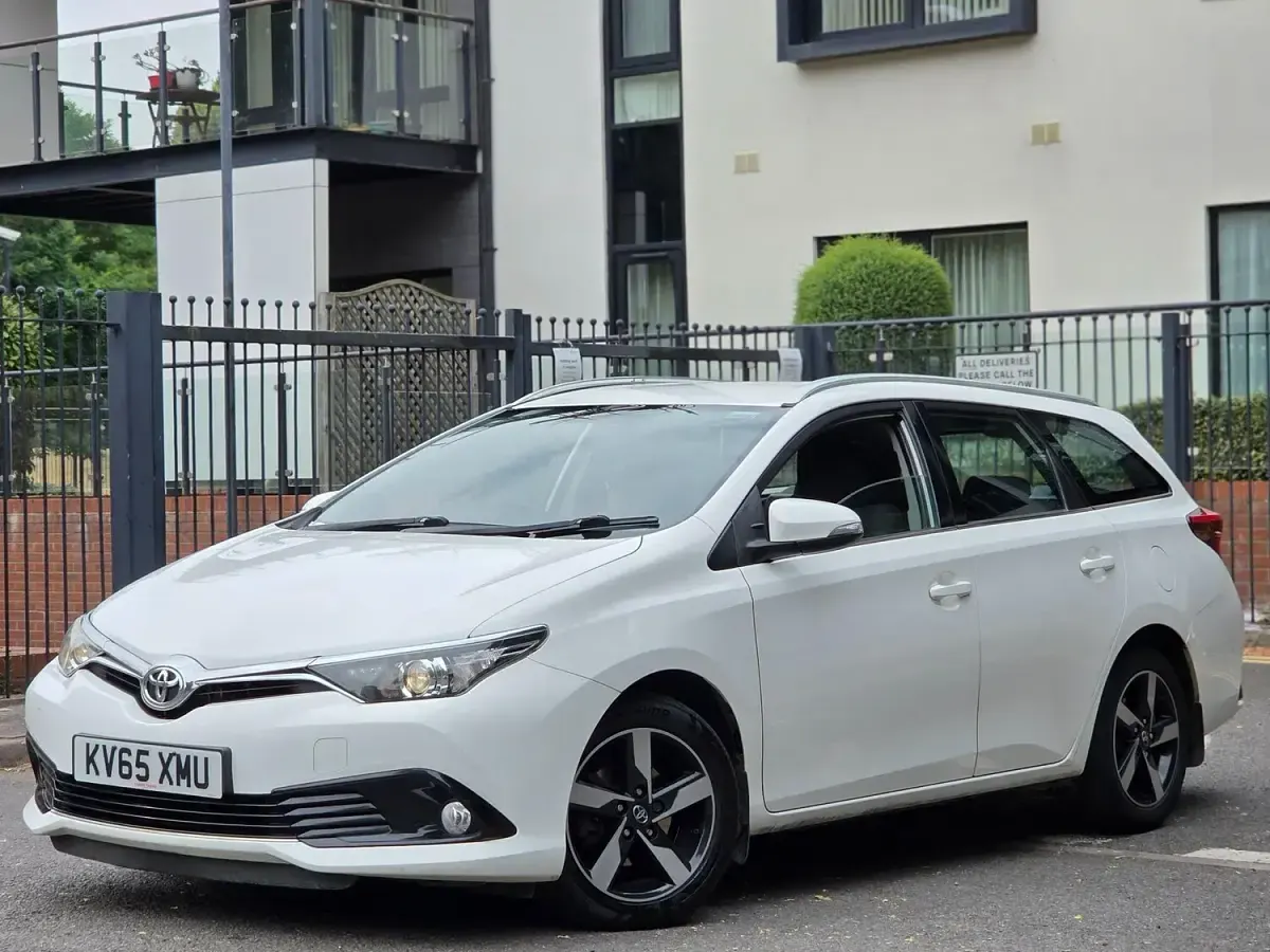 Used Toyota Auris 112 HP (82 kW) 2015 White Estate