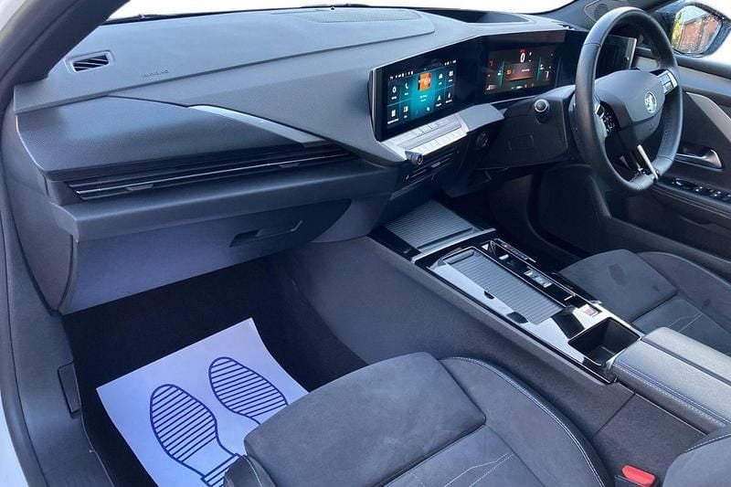 White Used 2023 Vauxhall Astra Ultimate Hatchback | £14,995 (Good price) - Image 1/4