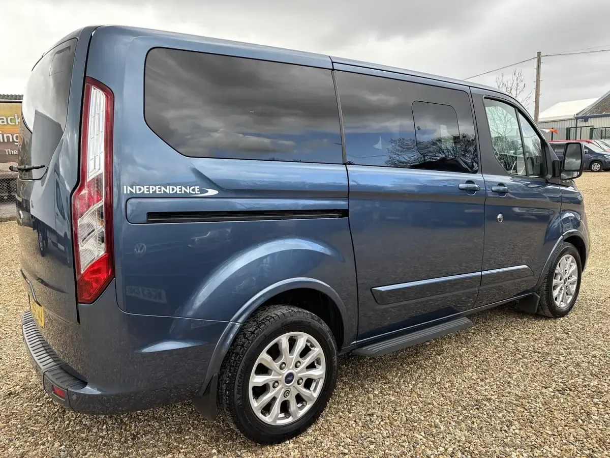 Begagnad Ford Tourneo Titanium 130 HK (95 kW) 2020 Blå Minibuss