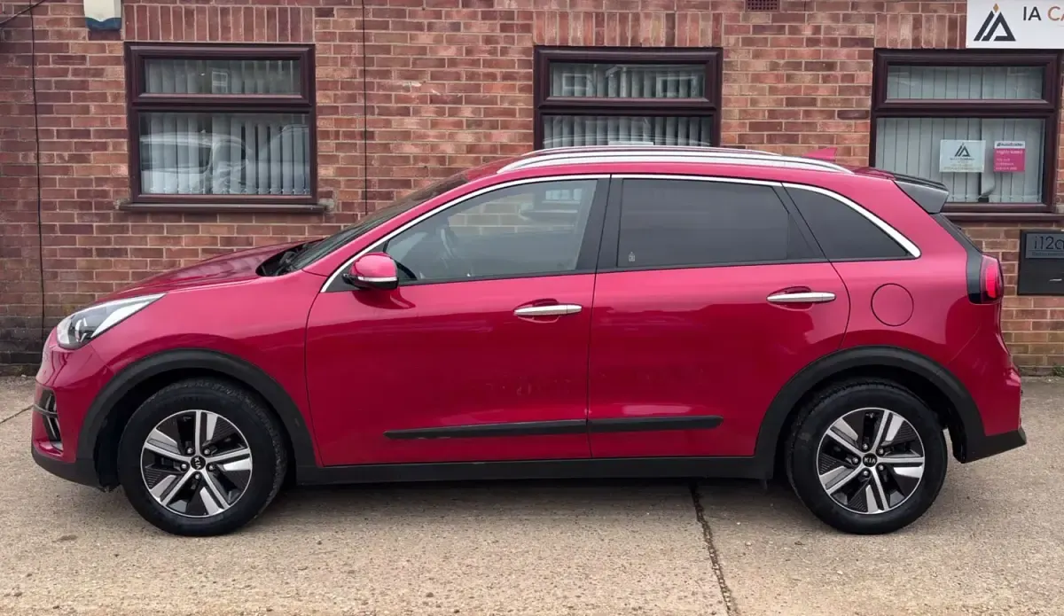 Gebraucht Kia Niro 139 PS (102 kW) 2020 Rot SUV