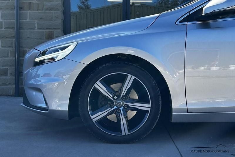 Begagnad Volvo V40 R-Design 122 HK (89 kW) 2017 Silver Halvkombi