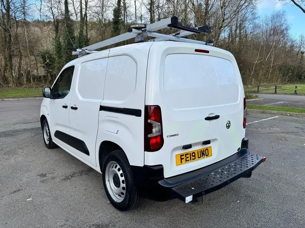 Used Vauxhall Combo Edition 100 HP (73 kW) 2019 White MPV