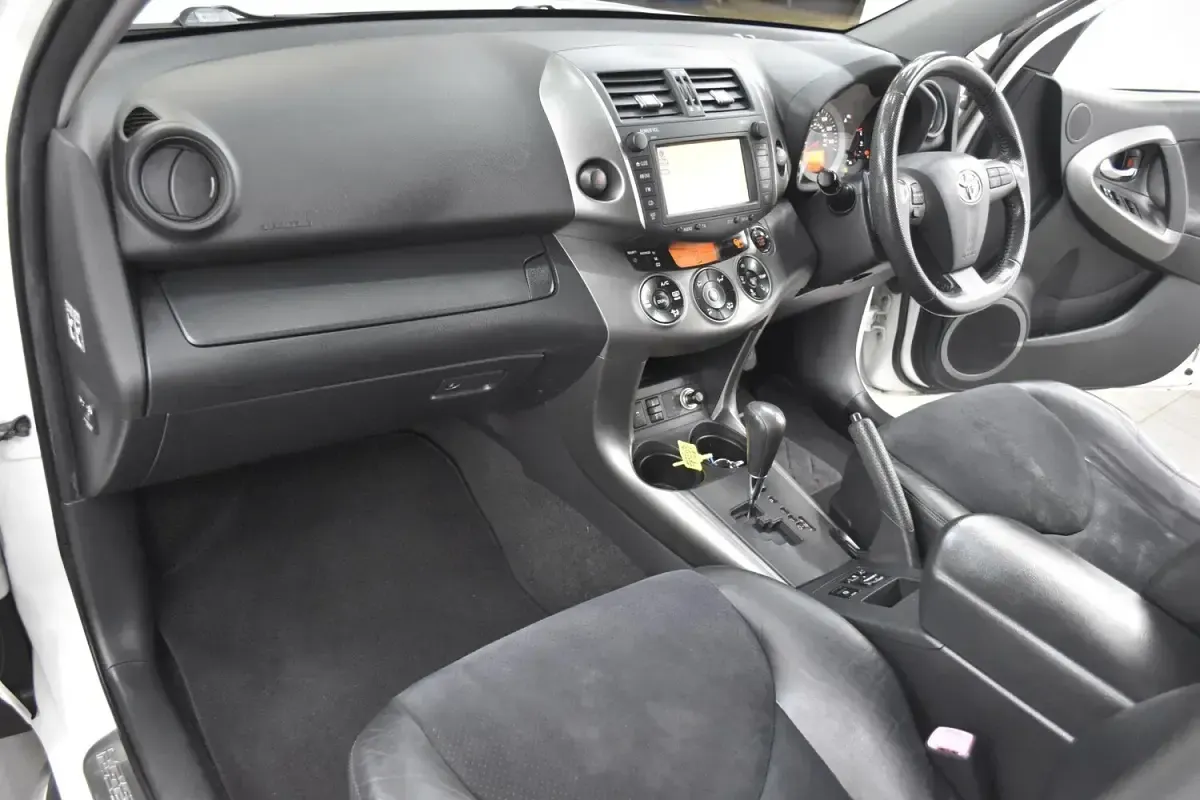 Used Toyota RAV4 SR 150 HP (110 kW) 2011 White SUV