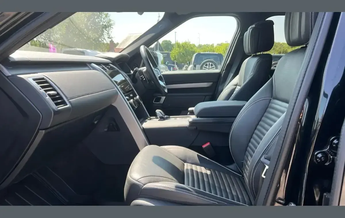 Used Land Rover Discovery HSE Dynamic 300 HP (220 kW) 2023 Metallic  santorini black SUV