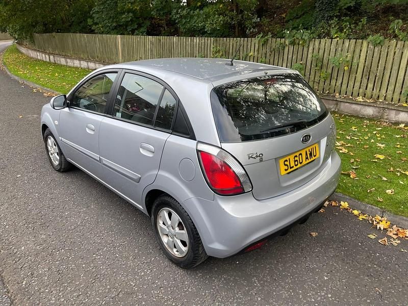 Usado Kia Rio 108 CV (79 kW) 2010 Plateado Utilitario