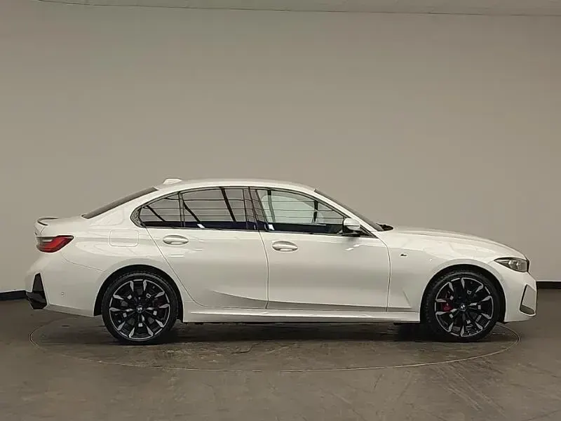 Begagnad BMW 330e M Sport 288 HK (211 kW) 2025 Vit
