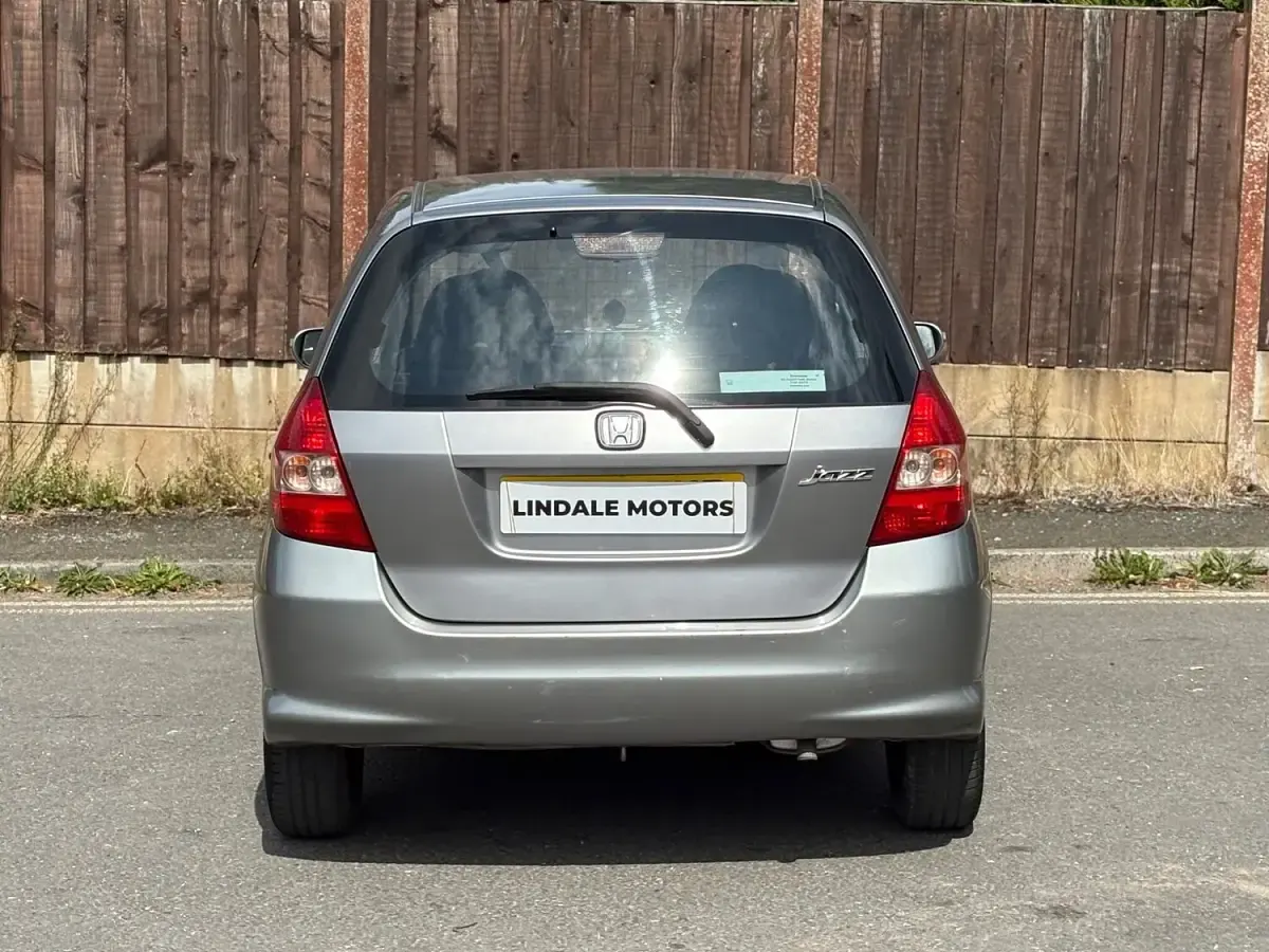 Used Honda Jazz SE 83 HP (61 kW) 2005 Silver Hatchback