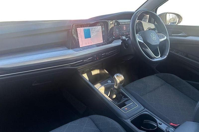 Second-hand VW Golf VIII Life 130 CP (95 kW) 2023 Gri Hatchback