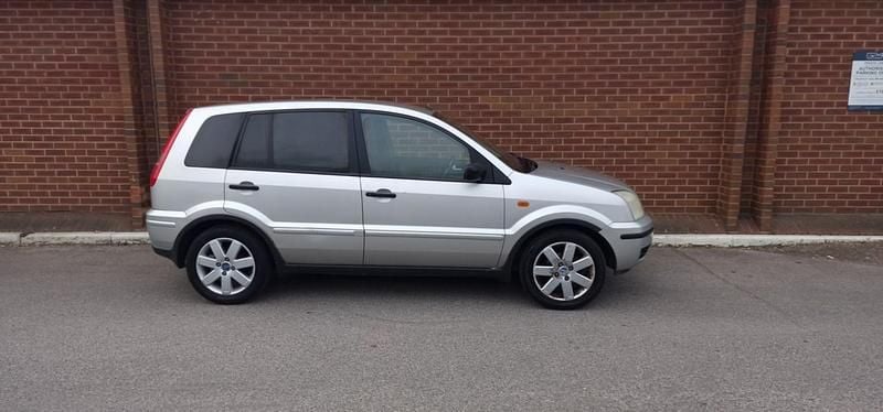 Used Ford Fusion 2005 Silver Hatchback