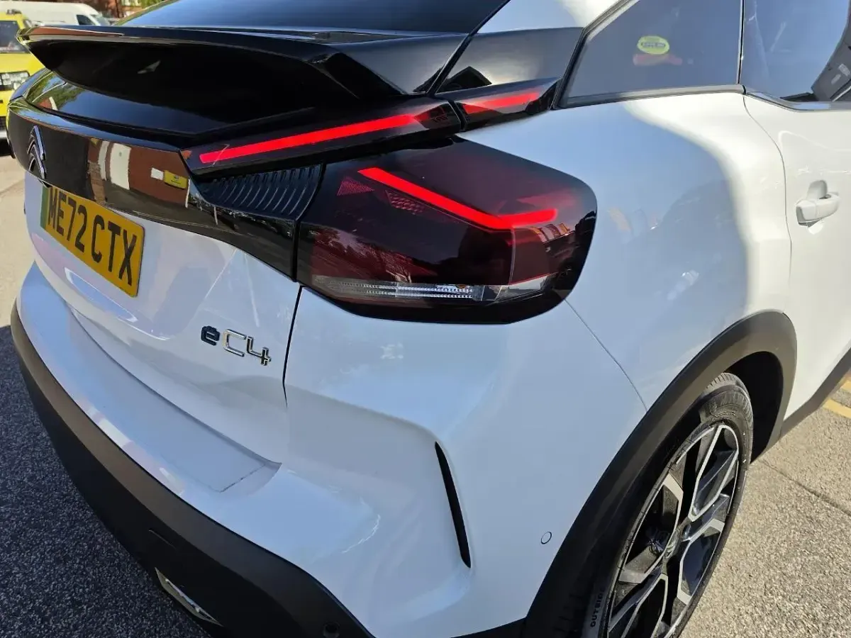 Used Citroën e-C4 Shine 98 kW (134 HP) 2022 White Hatchback