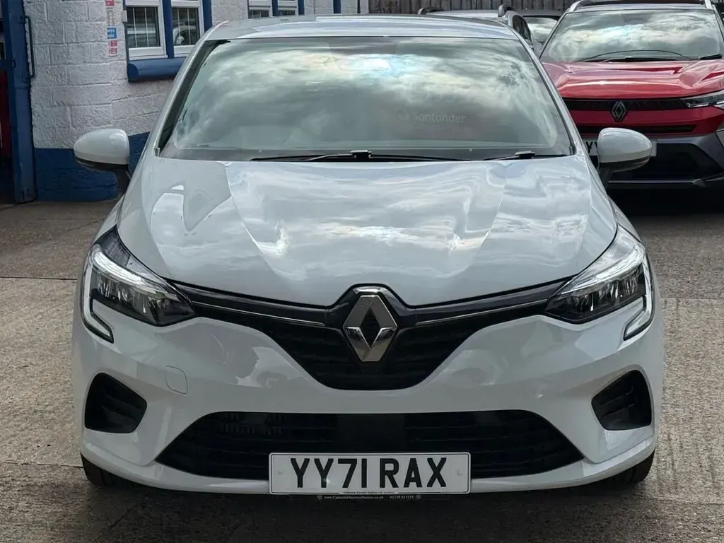 Used Renault Clio Iconic 90 HP (66 kW) 2021 White Hatchback