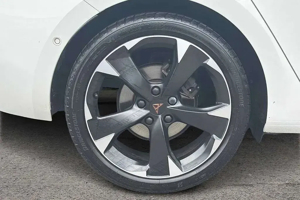 Used Cupra Leon 150 HP (110 kW) 2024 Glacial white Hatchback