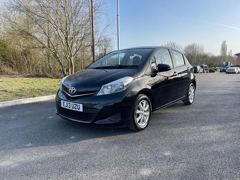Used Toyota Yaris Multidrive S 101 HP (74 kW) 2013 Black Hatchback