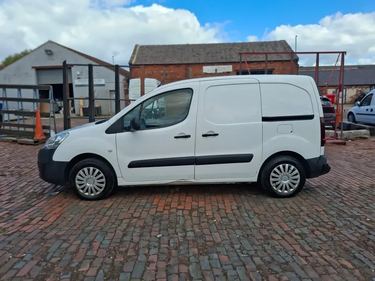Used Citroën Berlingo 75 HP (55 kW) 2017 White MPV