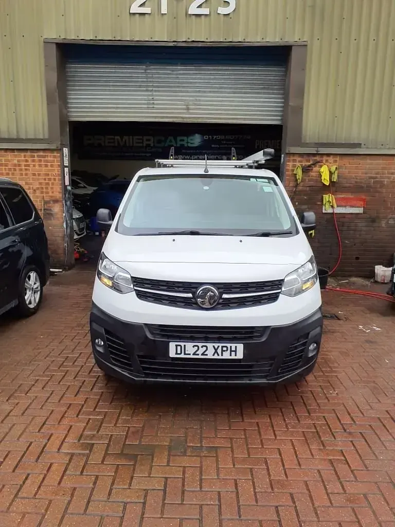 Second-hand Vauxhall Vivaro S 2022 Alb Monovolum